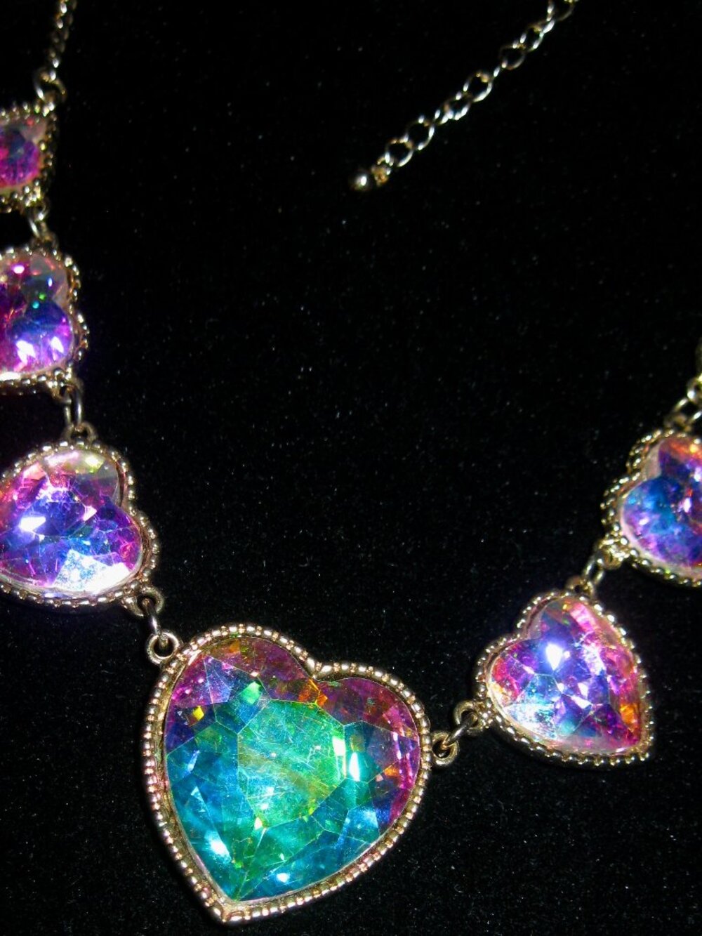 KIRKS FOLLY VERY RARE/SIGNED AURORA BOREALIS HEARTS NECKLACE IN GOLD TONE FINISH